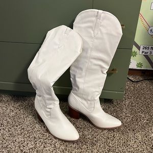 Lulu’s white cowgirl boots